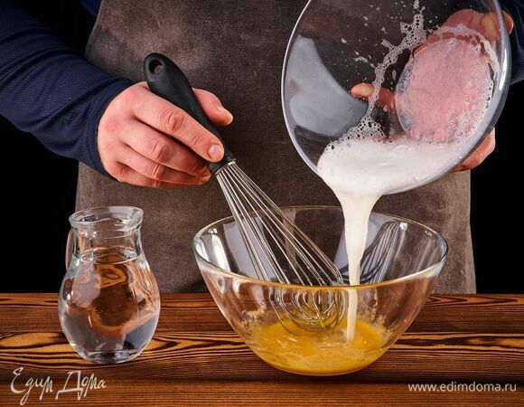 С помощью венчика отдельно взбейте желток с сахаром и солью. Соедините взбитые белок и желток, влейте минеральную воду.