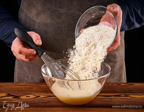 Продолжая взбивать венчиком, в несколько приемов добавьте муку.