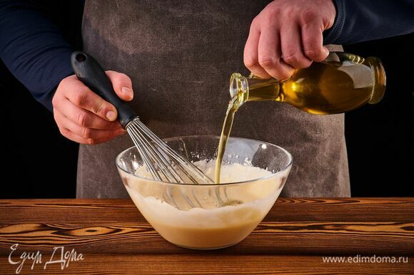 Влейте растительное масло, еще раз взбейте венчиком и оставьте на 10–15 минут.