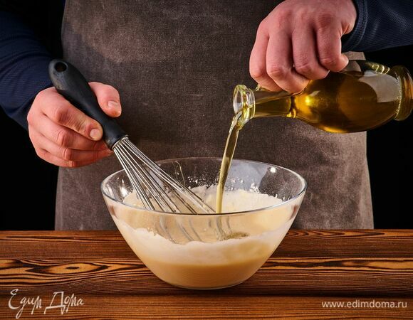 Влейте растительное масло, еще раз взбейте венчиком и оставьте на 10–15 минут.