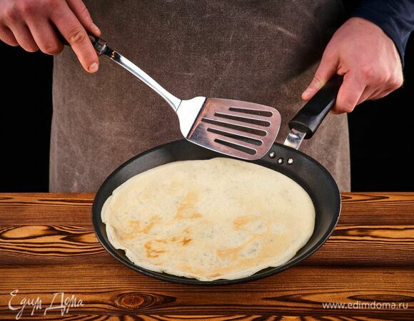 На хорошо разогретой сковороде пожарьте блины.