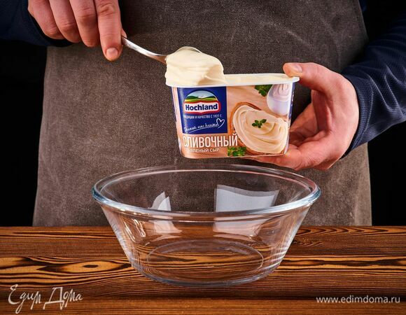 Обжаривайте около минуты. Чеснок удалите, слейте лишнее масло. Плавленый сыр Hochland Сливочный выложите в миску.