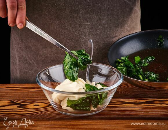 Добавьте к сыру шпинат, перемешайте.