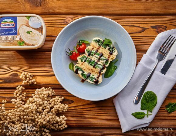 Положите блинчики на тарелку, украсьте половинками помидоров черри и бальзамическим кремом.