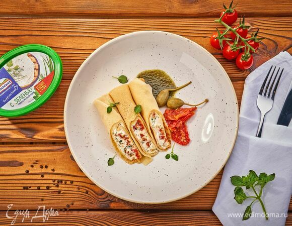 Подавайте блины с любимым соусом.