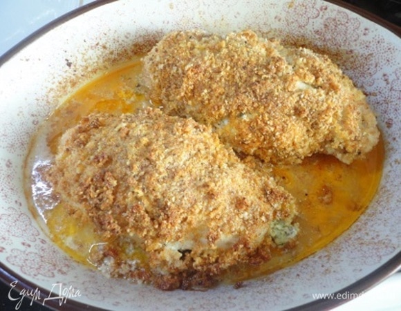 Запекайте сначала 15 минут, затем сверху на грудки равномерно выложить кусочки сливочного масла и продолжайте запекать еще 15 минут.