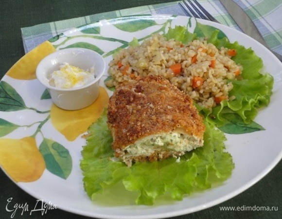 Нам на порцию хватило по половинке рулетика, хотя и грудки вроде были небольшими. Мне кажется, что самый легкий вариант подачи — это с соусом и свежим салатом. Я подавала с булгуром с овощами.