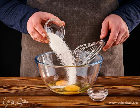 Взбейте яйца с сахаром и солью до образования легкой пены.