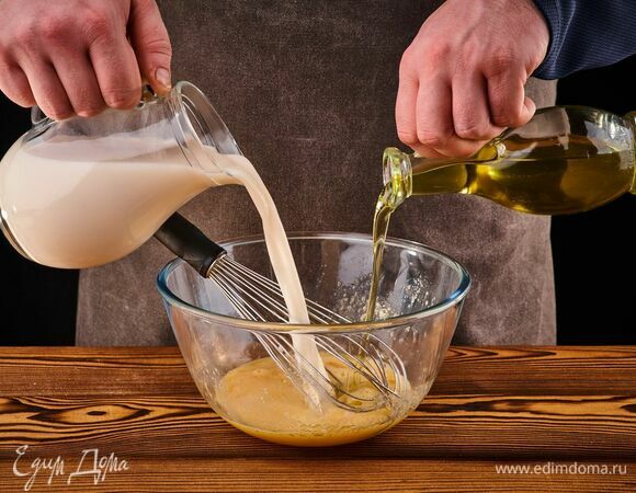 Влейте теплое рисовое молоко и растительное масло.