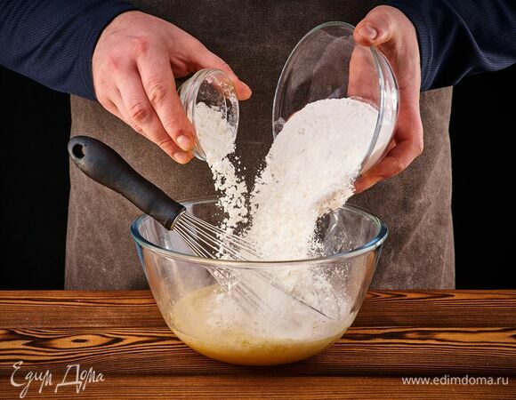 Добавьте просеянную рисовую муку и кукурузный крахмал. Замесите однородное тесто без комочков.