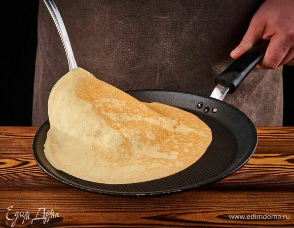 Пожарьте блины на хорошо разогретой сковороде с небольшим количеством растительного масла.