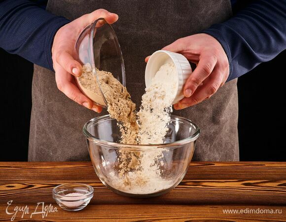 Соедините в чаше просеянную пшеничную и гречневую муку, соль.