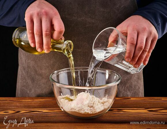 Добавьте растительное масло. Постепенно влейте воду, чтобы получилось тесто, похожее по консистенции на жидкую сметану. Оставьте на 20 минут.