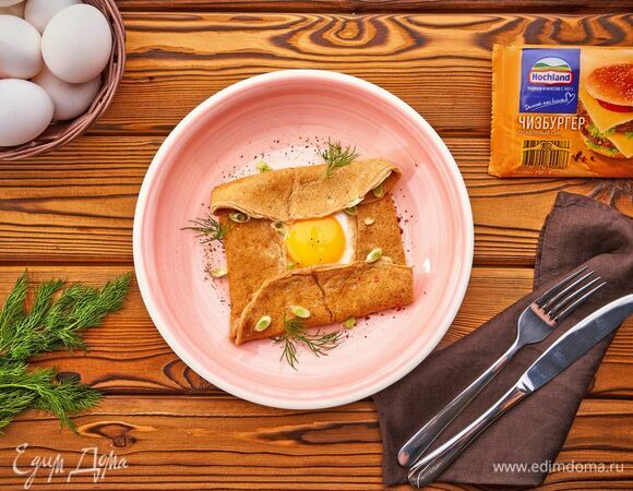 Края блина смажьте сливочным маслом и подавайте.