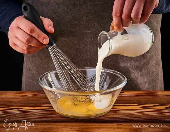Яйцо слегка взбейте венчиком. Влейте кефир.