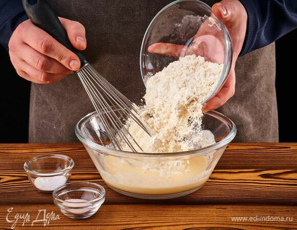 Добавьте просеянную муку, соду и соль. Перемешайте до однородной консистенции.