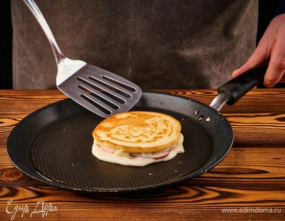 Затем сверху положите вторую ложку теста. Жарьте примерно по 2 минуты с каждой стороны. Пожарьте таким же образом остальные блины.