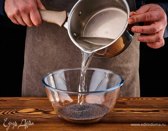 Мак залейте кипятком, оставьте на 30 минут. Затем слейте воду. Сливочное масло растопите и немного остудите.