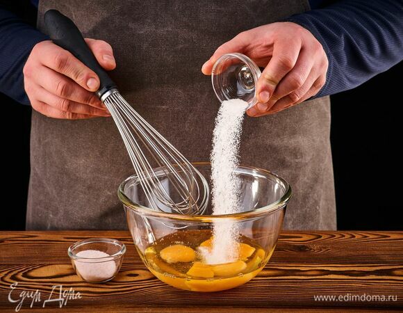 В большую чашу разбейте яйца, добавьте сахар и соль. Перемешайте венчиком до полного растворения сахара.