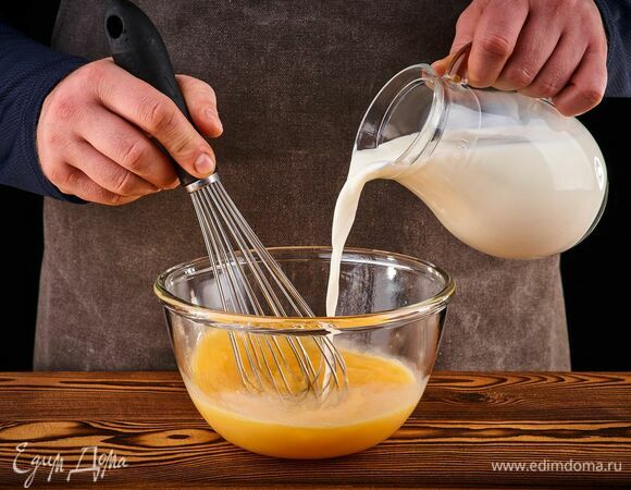 Влейте 1/3 молока.