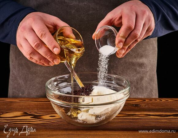 Добавьте ванильный сахар, мед, мак и перемешайте.