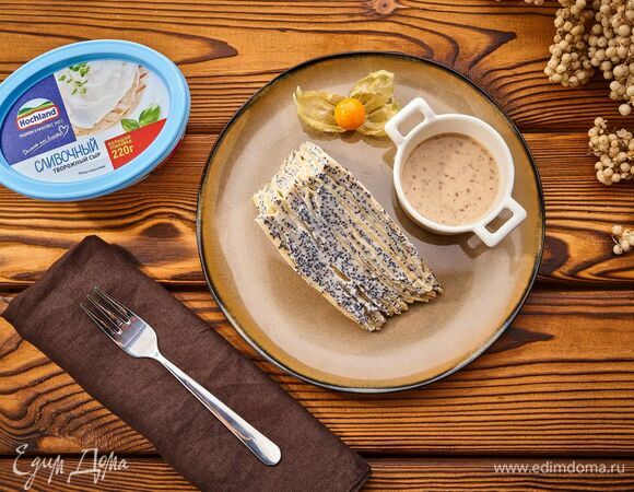 Подавайте блины, разрезав их на порционные кусочки.