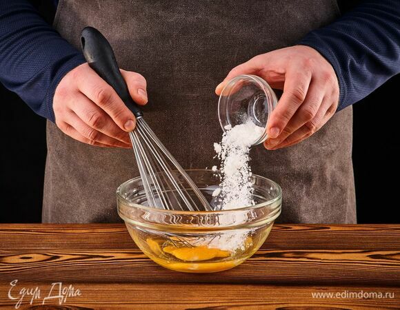 В глубокой миске соедините яйца с сахаром, слегка взбейте венчиком. 