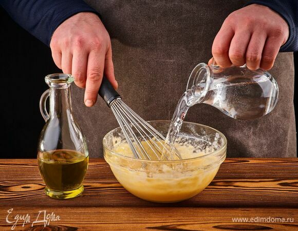 Влейте остальную воду и растительное масло. Перемешайте. <br />
Накройте тесто и оставьте постоять 20 минут при комнатной температуре.