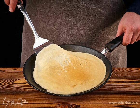 Пожарьте блины.