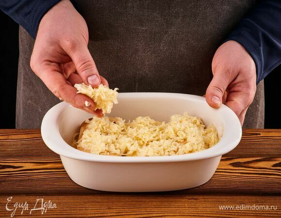 Выложите блины в форму, смазанную растительным маслом. Посыпьте тертым сыром. Запекайте в духовке при 180°C около 15–20 минут до образования хрустящей корочки.