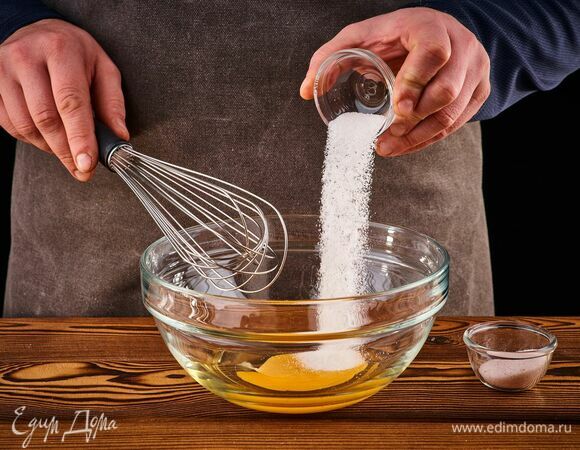 Яйца взбейте венчиком с ванильным сахаром и солью. Добавьте молоко.
