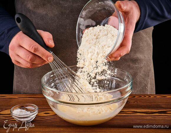 Всыпьте просеянную муку и разрыхлитель.