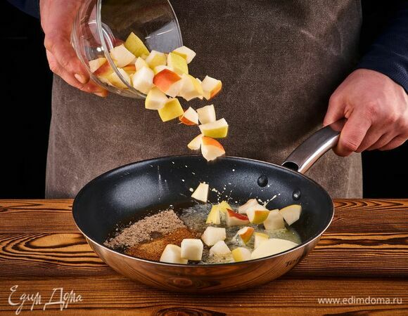 Груши нарежьте кубиками. В сковороде растопите сливочное масло, добавьте кардамон, мускатный орех и выложите груши.