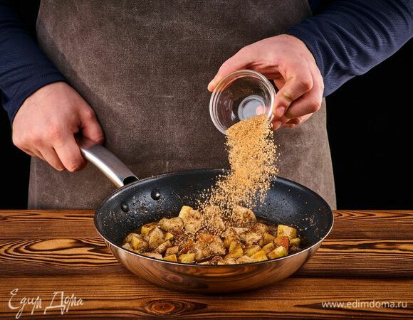 Добавьте коричневый сахар и карамелизируйте груши. Снимите с огня, поставьте остывать.