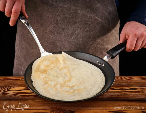 На другой сковороде пожарьте блины.