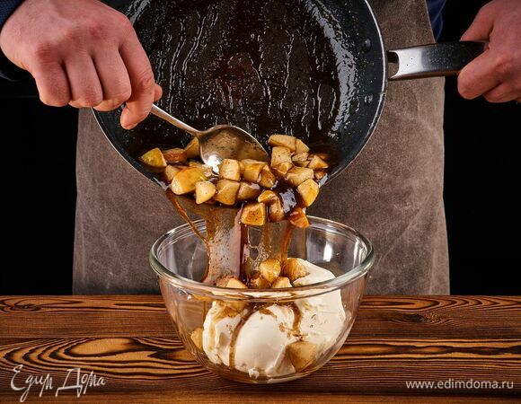 Добавьте карамелизированные груши, перемешайте.