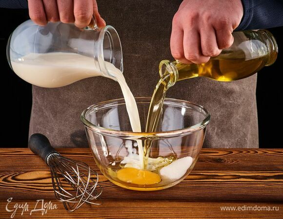 Яйца соедините с сахаром и солью. Влейте молоко и растительное масло.