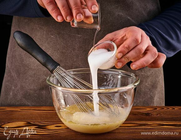 Соду погасите уксусом.