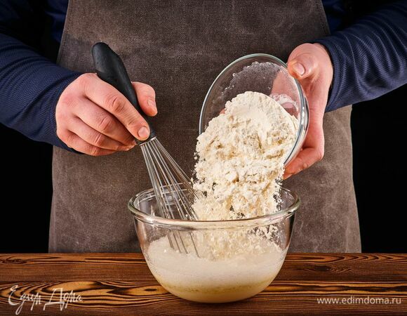 Всыпьте просеянную муку и перемешайте, чтобы не было комочков. Оставьте тесто на 15–20 минут.