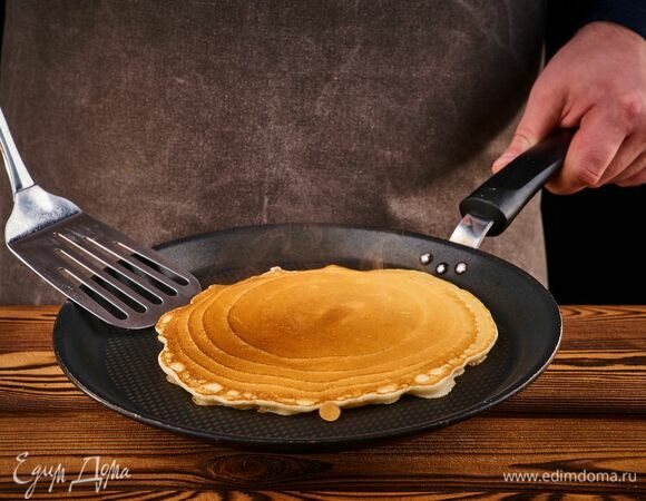 Пожарьте блины с обеих сторон до золотистого цвета.