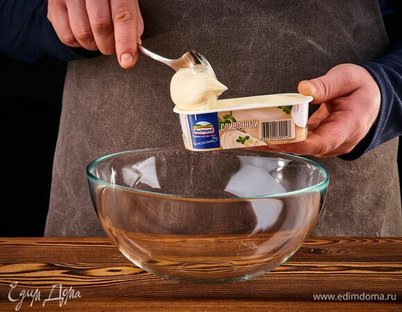 Плавленый сыр Hochland Сливочный выложите в глубокую миску.