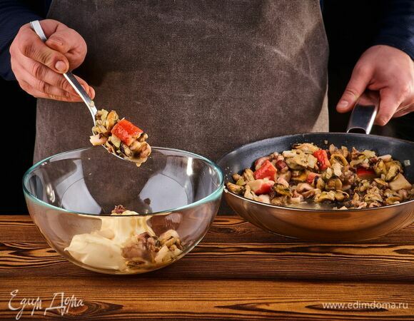 Добавьте остывшие обжаренные морепродукты, перемешайте.