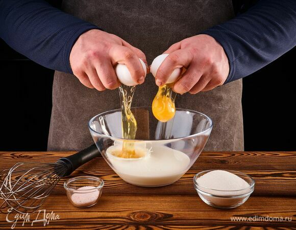 Соедините молоко, яйца, сахар, соль. Перемешайте венчиком.