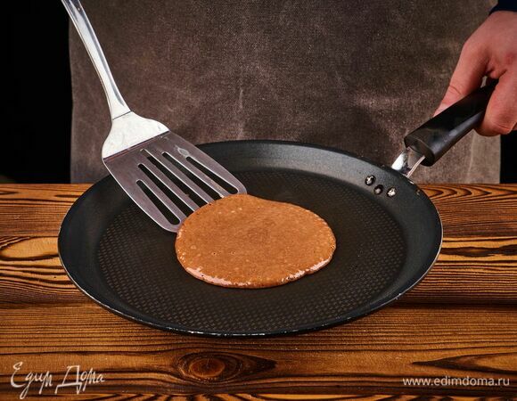 На хорошо разогретой сковороде пожарьте небольшие блины.