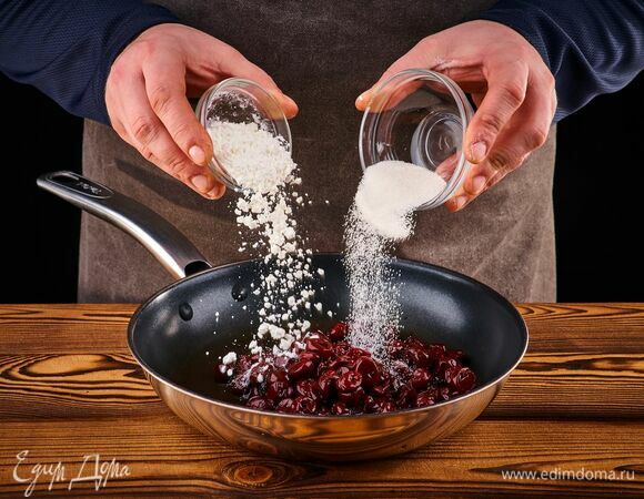 Приготовьте конфитюр. В сотейнике подогрейте вишню, чтобы ягоды пустили сок. Добавьте сахар и крахмал, перемешайте. Варите на медленном огне до загустения около 7 минут. Конфитюр готов.