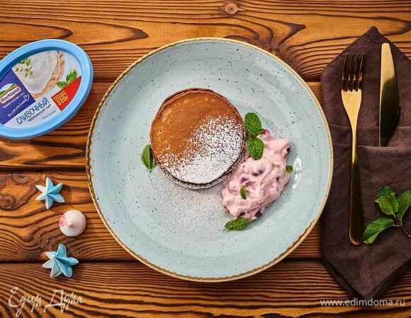 Выложите начинку на блины. Угощение будет вкусным в горячем и холодном виде.