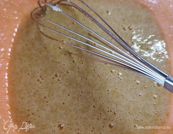 Положить в миску мед, корицу, сахар и яйца. Размешать венчиком до однородности.