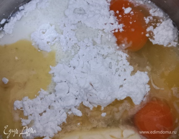 Взбиваем яйца, сахарную пудру и растопленное сливочное масло.