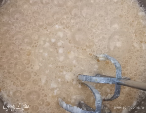 Добавляем молоко и взбиваем все.