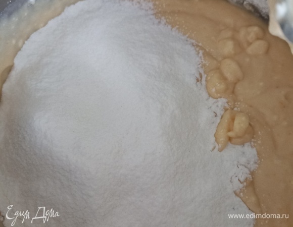Просеиваем муку. Вводим ее вместе с разрыхлителем в массу.